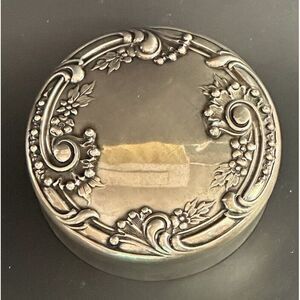 Antique Boston Massachusetts Bigelow & Kennard Sterling Silver Circular Box